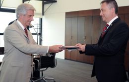 President Vázquez (L) receives the diplomatic credentials from Ambassador Ian Duddy