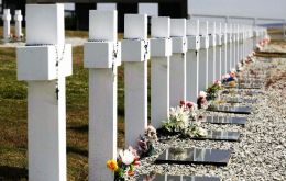 UK and Argentina signed the accord for the identification of the 123 Argentine combatant remains buried in Darwin cemetery in Falklands  