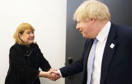 The Argentine minister shakes hands with foreign secretary Boris Johnson, according to the pic posted in the ministry site 