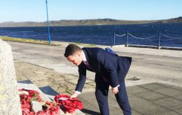 MP Wes Streeting lays a wreath at the Liberation Monument in Stanley 