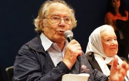  Before leaving for Rio Gallegos Peace Nobel Perez Esquivel said he favored opening a dialogue with the “inhabitants of Malvinas” 