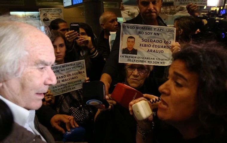 Malvinas Families strongly protested at Aeroparque arguing “this travelling party does not represent us” and accused them of wanting to politicize the Malvinas issue