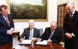 The agreement signed in London by Alan Duncan and Villagra Delgado. Standing are ambassadors in London and Buenos Aires, Carlos Sersale and Mark Kent 