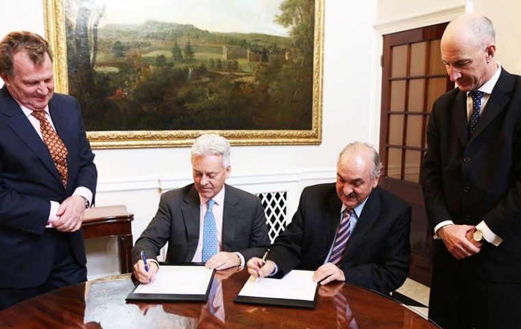 The agreement signed in London by Alan Duncan and Villagra Delgado. Standing are ambassadors in London and Buenos Aires, Carlos Sersale and Mark Kent 