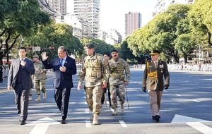 The ex combatants were invited to the parade by Defense minister Julio Martinez, in a repeat of last year's 9 July 200th anniversary of Argentine independence.