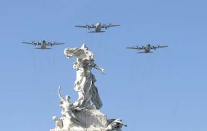 Veterans paraded singing the “Malvinas March”, while overhead Hercules C130, Pucara turbo fighters and A/4 Skyhawks crossed the sky of Buenos Aires. 