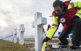Member of the ICRC team at the Argentine cemetery (Pic: ICRC)