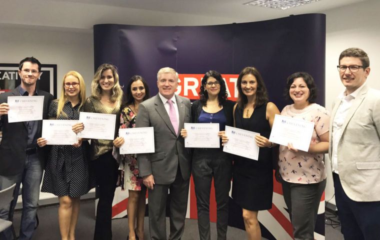 UK Trade Envoy for Brazil, Mark Prisk MP (C) with some of the new scholars from Recife (Pic Twitter)