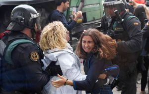 Hundreds of people were hurt as police, trying to enforce a Spanish court ban on the vote, attempted to seize ballot boxes and disperse voters. 