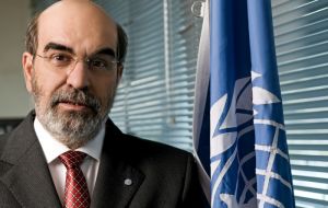 “The overuse of antimicrobials blunts their effectiveness, and we must reduce their misuse in food systems,” says José Graziano da Silva, Director-General of FAO.