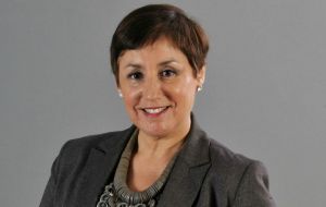 Beatriz Sanchez, the candidate from the Broad Front (FA), a coalition of small left-wing parties and movements, follows Guillier 