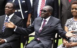 Dictator Mugabe, his powerful wife Grace Mugabe and the recently fired ex vice-president Mnangagwa, at the heart of the succession dispute  