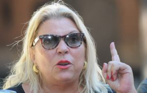 “We cannot sit in session with this violence,” said Elisa Carrio, National Deputy for Buenos Aires and leader of the social liberal Civic Coalition ARI party.