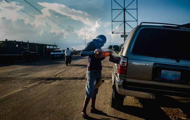 Usually the smugglers sell 20 liters at a price of 1,600,000 Bs –or more-, which is equivalent to 3 and a half minimum salaries approximately. Photo: Santi Donaire
