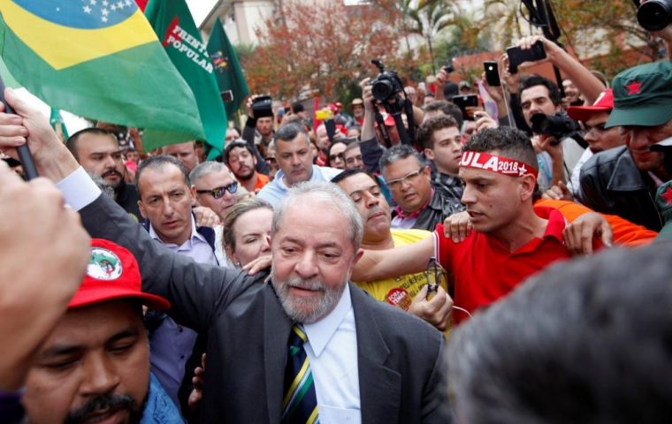 "Para arrestar a Lula, primero tendrán que arrestar a mucha gente, e iría más lejos, tendrán que matar gente, muchas personas", dijo Gleisi Hoffmann.