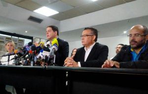 The objective of this measure is “to support the dialogue process”. However, the opposition issued a statement indicating that they would not resume negotiations in the Dominican Republic.