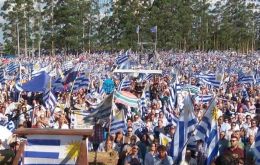 Under a massive display of Uruguayan flags farmers and families convened on Tuesday mid afternoon to the meeting in Durazno