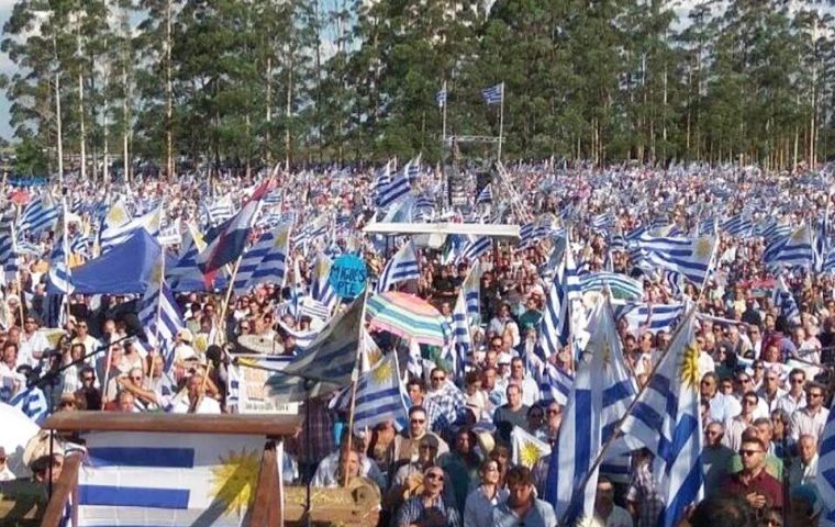 Under a massive display of Uruguayan flags farmers and families convened on Tuesday mid afternoon to the meeting in Durazno