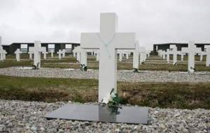 Relatives will be carrying a black granite plaque with the name of their beloved to replace those which read, “Argentine soldier, known unto to God”.