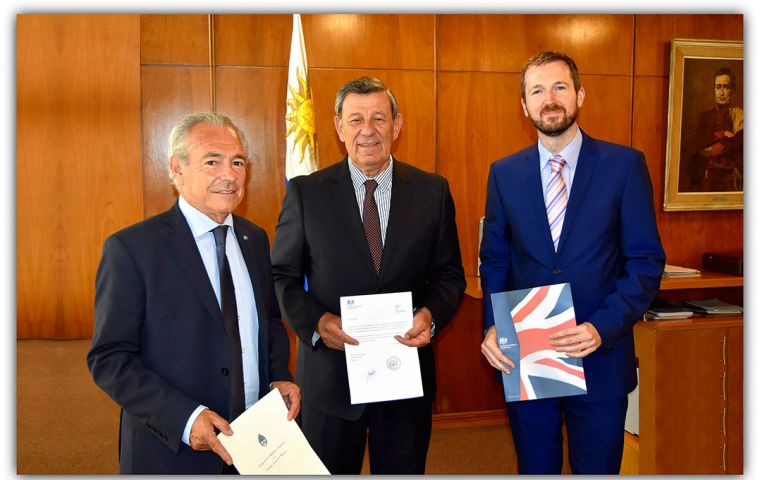  Argentine ambassador Mario Barletta, foreign minister Rodolfo Nin Novoa and British Chargé d'affairs Rossa Commane at the letter delivery ceremony  