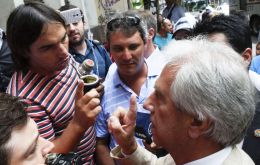 President Vazquez is hounded by dissident farmers complaining for not having been invited to the first round of talks with government officials (Pic El Observa)