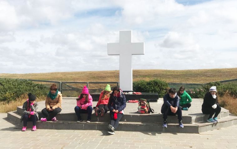 A group of youngsters from Balcarce has made use of their visit to the Falklands to photograph some of the graves at the Darwin cemetery (Pic Fundacion No me Olvides)