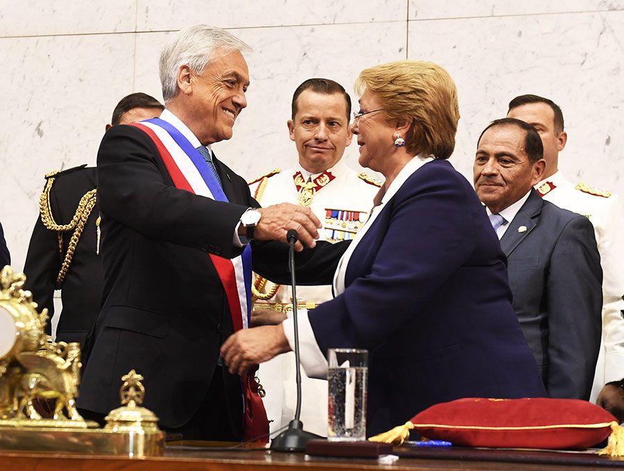 Una emocional Bachelet ayudÃ³ a PiÃ±era a ponerse el cinturÃ³n de la oficina, le dio un beso y luego abandonÃ³ el Congreso con miembros de su gobierno.  (Fotos Chile gov)