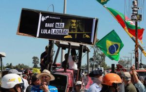 The protesters brandished an effigy depicting Lula in prison garb and shouted: “Lula, thief, your place is in prison!” 
