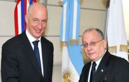 Minister Faurie has held a round of talks with UK ambassador in Argentina, Mark Kent (L)