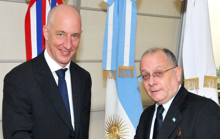 Minister Faurie has held a round of talks with UK ambassador in Argentina, Mark Kent (L)
