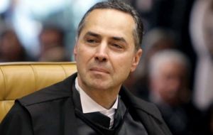 The arrest warrants were issued by Supreme Court (STF) Justice Luiz Roberto Barroso