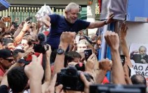 Earlier, the same crowd had mobbed his car and forced him to retreat when he attempted to drive out. “Don't surrender! Stay here Lula!” they chanted.