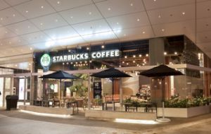 A view of the first Starbucks store in Uruguay, which opened at the Montevideo Shopping with great success. Long queues everyday to enjoy Starbucks 100% arabica coffee 