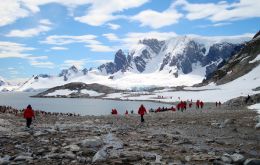 Overall, the total number of Antarctic visitors in 2017-2018 was 51,707, an increase of 17% compared to the previous season. 