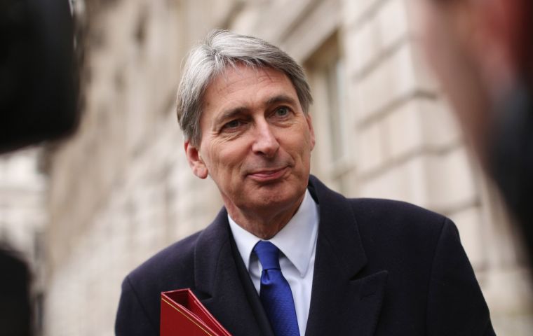 Allegedly chancellor Philip Hammond favors a customs partnership whereby UK n collects the EU's tariffs on goods coming from other countries on the EU's behalf