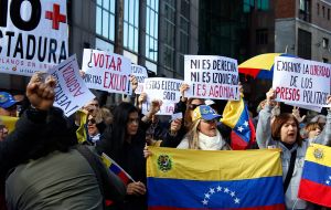 Around a hundred Venezuelan and Uruguayan protesters shouted slogans from the police fence that separated them from the consular headquarters. (Photo: Sebastián Astorga)