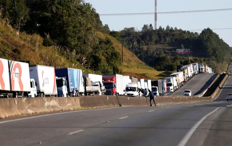 The call by the National Confederation of Autonomous Transporters was a sign that the 9-day strike was starting to wind down despite sporadic blockages