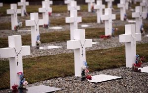 In 1983 the number of unidentified tombs was 121, buried by a team under UK officer Cardoso, with a white cross and reading “Argentine soldier only known to God”. 