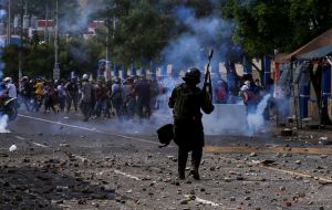 Beginning early paramilitary loyal to president Ortega's government moved to dismantle roadblocks maintained by protesters for over three weeks
