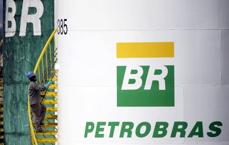 Petrobras will pay US$ 2.95 billion to its American shareholders. This sum is 6.5 times the amount Petrobras has recovered from funds embezzled in the corruption ring