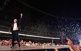 More than 100,000 people attended the closing of the campaign of Andrés Manuel López Obrador at the Azteca stadium