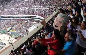 López Obrador leads the polls with 47% of the intentions to vote and 92% chance of winning is shown as an example capable of “changing the course” of the country.