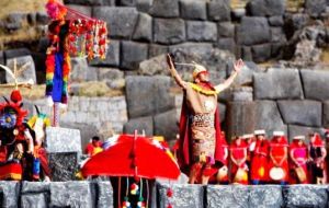 The first ceremony was held at Qoricancha Temple, where the Inca —escorted by his entourage— sang to the Inti (Sun God).