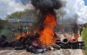 An initially peaceful demonstration turned violent when locals threw rocks at the migrants and set fire to their belongings