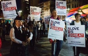 Great Britain's ambassador, Ian Duddy, marching accompanied by a bagpipe and under signs that indicated “Love is GREAT”. Photo: Sebastián Astorga