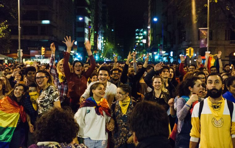 In the eleventh edition of the mobilization, thousands of people marched under different slogans in Montevideo. Photo: Sebastián Astorga