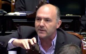 Opposition lawmaker Guillermo Carmona argues statements contradict the first transitory disposition of the Constitution and official policy on Malvinas