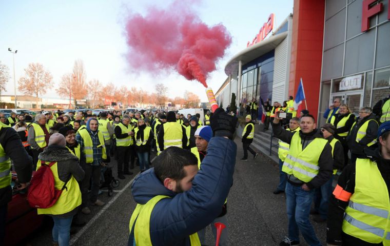 Some 300.000 took to the streets on Saturday to protest fuel prices and another 46.000 yellow vest marched on Sunday
