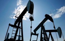 West Texas Intermediate fell 7% to US$ 53.42 per barrel, while the international benchmark Brent shed 7.4% to US$ 62.48 a barrel. 