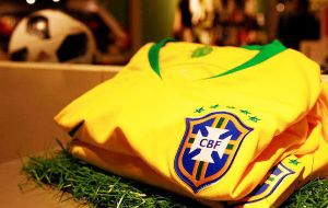 A newspaper in Rio sponsored a contest in 1953 with the only requirement was that the jersey had to use the colors of the Brazilian flag: blue, green, white and yellow